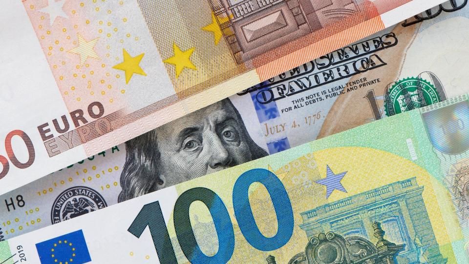 Analisis EUR/USD Melemah Tipis, Momentum Bearish Mengintai - Data Pasar 2026-01-13
