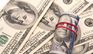 Dolar Naik Tipis, Pangkas Penurunan usai Laporan Serangan Iran