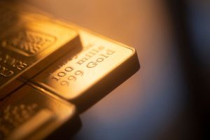 Emas Menguat, Dolar Melemah Usai Keputusan The Fed Jadi Sorotan